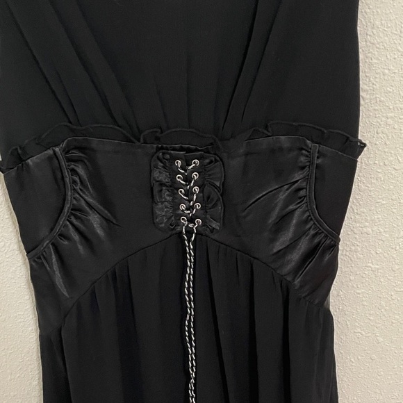 Elegant Black Sleeveless Dress - Picture 3 of 3